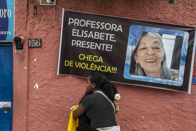 Os grupos levaram cartazes, flores e velas para prestar homenagem à professora de Ciências Elisabeth Tenreiro, de 71 anos, morta no atentado. Um dos cartazes tinha a foto da educadora e a mensagem: 'Chega de violência!!!'. Elisabeth era descrita como uma professora calma, dedicada à profissão e que adiava a aposentadoria