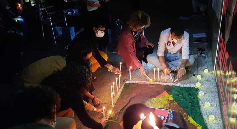 Ativistas fazem vigília em homenagem a Dom Phillips e Bruno Araújo