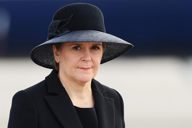 A primeira-ministra da Escócia, Nicola Sturgeon, caminha no aeroporto de Edimburgo depois de cumprimentar o rei, em 12 de setembro de 2022