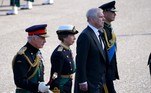 O rei Charles 3º (à esq.), acompanhado pelos irmãos, Anne, de 72 anos, Andrew, de 62 anos, e Edward, de 58 anos (da esquerda para a direita), lidera o cortejo fúnebre que desloca o caixão de Elizabeth 2ª do Palácio de Holyroodhouse à Catedral de St. Giles