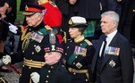 Assim como Charles 3º, Anne e Edward utilizam trajes militares. Andrew, porém, considerado o 'filho predileto' de Elizabeth 2ª, foi despojado de suas honras militares pela própria monarca meses atrás, após ter sofrido acusações de agressão sexual a um menor nos Estados Unidos, que foram arquivadas com um acordo judicial