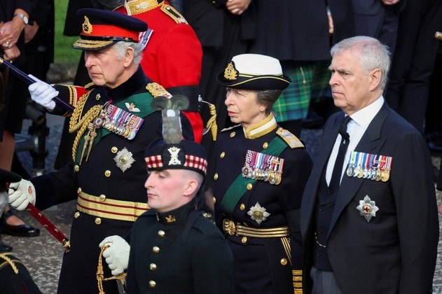 Assim como Charles 3º, Anne e Edward utilizam trajes militares. Andrew, porém, considerado o 'filho predileto' de Elizabeth 2ª, foi despojado de suas honras militares pela própria monarca meses atrás, após ter sofrido acusações de agressão sexual a um menor nos Estados Unidos, que foram arquivadas com um acordo judicial