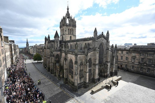 Em Edimburgo, os escoceses têm a primeira oportunidade de prestar homenagens diante do caixão da monarca britânica, que ficará na Catedral de St. Giles por 24 horas
