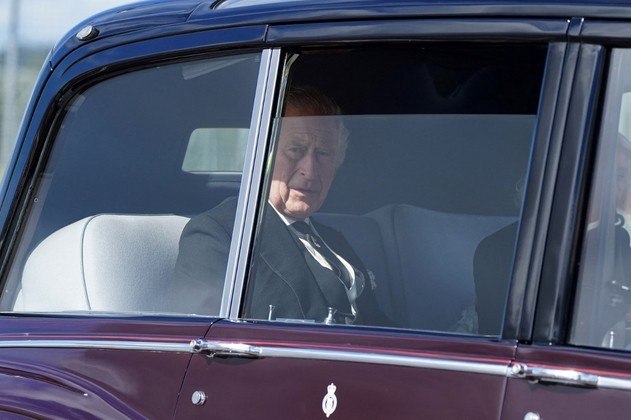 O rei Charles 3º, de 73 anos, fez o primeiro discurso ao Parlamento britânico nesta segunda-feira antes de seguir para a Escócia, onde caminhou em procissão com outros membros da realeza atrás do caixão de Elizabeth 2ª, do Palácio de Holyroodhouse à Catedral de St. Giles 