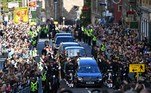 Nesta segunda-feira (12), multidão se aglomera na Royal Mile, avenida no centro de Edimburgo, na Escócia, com a chegada do caixão da rainha Elizabeth 2ª, que morreu na última quinta-feira (8), aos 96 anos* Estagiária do R7, sob supervisão de Lucas Ferreira
