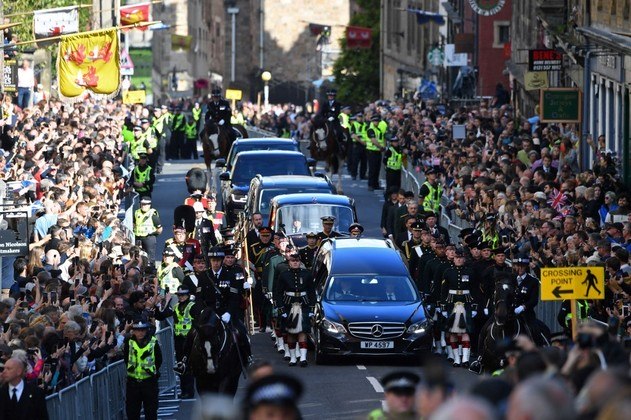 Nesta segunda-feira (12), multidão se aglomera na Royal Mile, avenida no centro de Edimburgo, na Escócia, com a chegada do caixão da rainha Elizabeth 2ª, que morreu na última quinta-feira (8), aos 96 anos* Estagiária do R7, sob supervisão de Lucas Ferreira