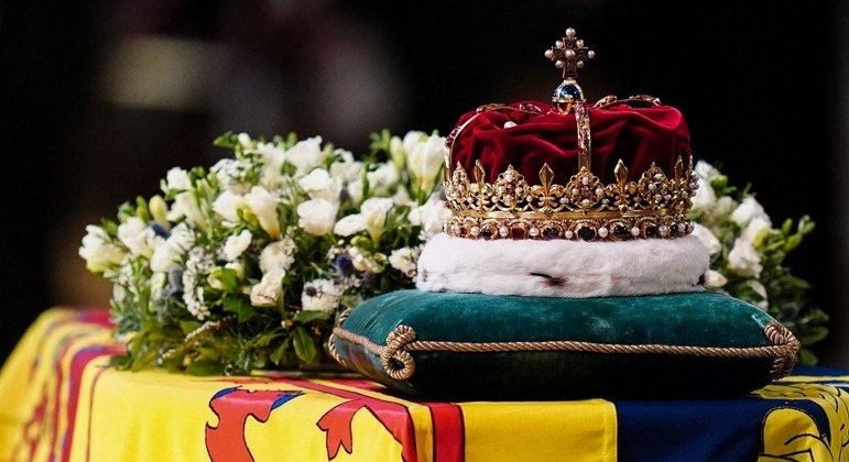 Caixão de Elizabeth 2ª foi coberto com a coroa da rainha, bandeira real e coroa de flores