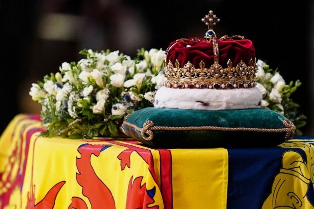 Durante a celebração religiosa, a coroa da Escócia é colocada no topo do caixão da monarca britânica