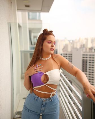 Tops bicolores s&atilde;o uma das marcas da cole&ccedil;&atilde;o de Viih Tube. A cor lavanda, inclusive, j&aacute; se consolidou como tend&ecirc;ncia na moda de rua e tamb&eacute;m entre as famosasVeja tamb&eacute;m:&nbsp;Cor do ano de 2023, digital lavender &eacute; tend&ecirc;ncia para real&ccedil;ar os olhos