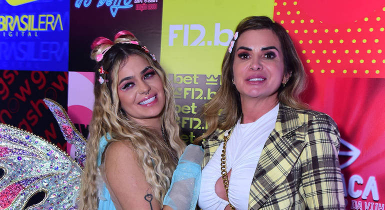 Viih Tube e a mãe na festa Barraca do Beijo