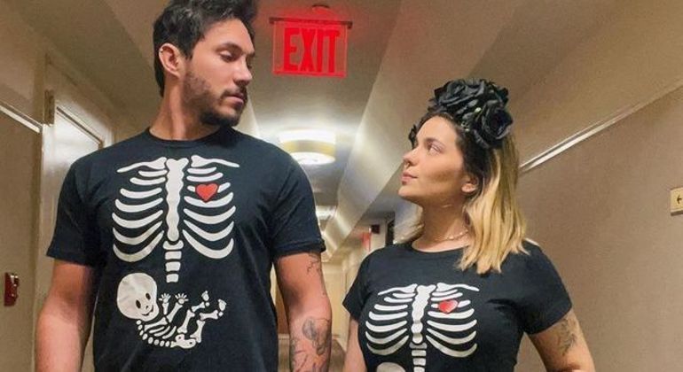 Em Nova York, 
Viih Tube e Eliezer homenageiam filha em festa à fantasia