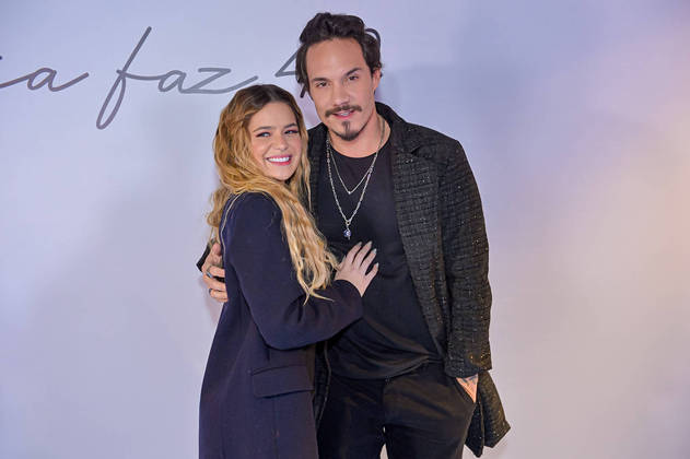 Viih Tube e Eliezer posaram juntinhos mais uma vez, provando que o affair entre eles vai muito bem