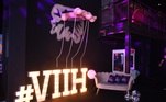 A decoração da festa contava com vários telões, objetos iluminados e, claro, o nome de Viih com uma hashtag também luminosa