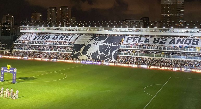 Vila Belmiro homenageou Pelé no sábado antes da bola rolar para Santos e Corinthians