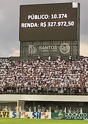 Vila Belmiro no fim do jogo de domingo (24): vitória santista