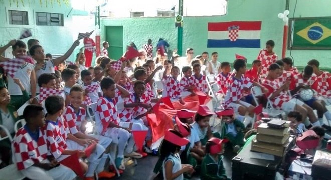Meninos do Vila Croácia comemoram a classificação dos croatas à final da Copa