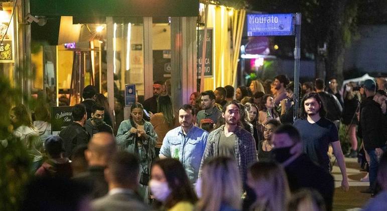 Mesmo com flexibilizações em agosto, São Paulo continua a registrar queda de casos de covid-19