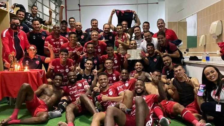 Vila Nova: 56,2% de aproveitamento no ano / O Vila foi o líder de seu grupo na primeira fase do Campeonato Goiano, mas foi eliminado na semifinal para o Atlético, que viria a ser campeão da competição posteriormente. A equipe, inclusive, está viva na Copa do Brasil e enfrentará o Fluminense na terceira fase. Para a Série B, o meia Matheusinho, vice artilheiro do Goiano com sete gols, é uma das armas Vila Nova: 56,2% de aproveitamento no ano / O Vila foi o líder de seu grupo na primeira fase do Campeonato Goiano, mas foi eliminado na semifinal para o Atlético, que viria a ser campeão da competição posteriormente. A equipe, inclusive, está viva na Copa do Brasil e enfrentará o Fluminense na terceira fase. Para a Série B, o meia Matheusinho, vice artilheiro do Goiano com sete gols, é uma das armas