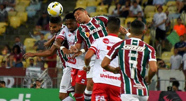 Vila Nova - Sobe: Explorou contra-ataques, limitou o espaço de criação do Fluminense e venceu fora de casa. / Desce: Não reagiu bem à pressão no segundo tempo e cometeu um pênalti. 