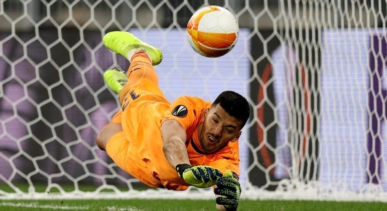 O exato momento em que Rulli espalmou a cobrança de De Gea