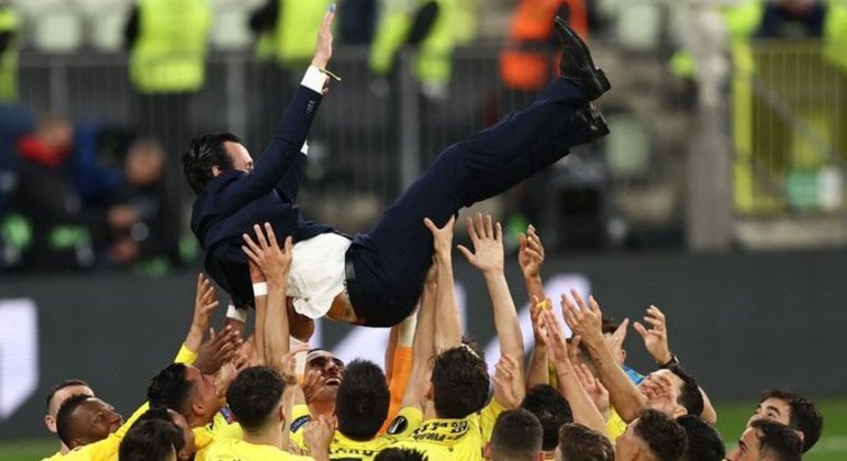 O elenco do "Submarino" celebra com o treinador Unay Emery