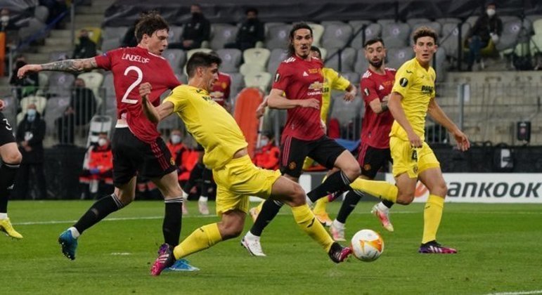 O momento do gol de Gerard Moreno, mesmo puxado por Lindelof