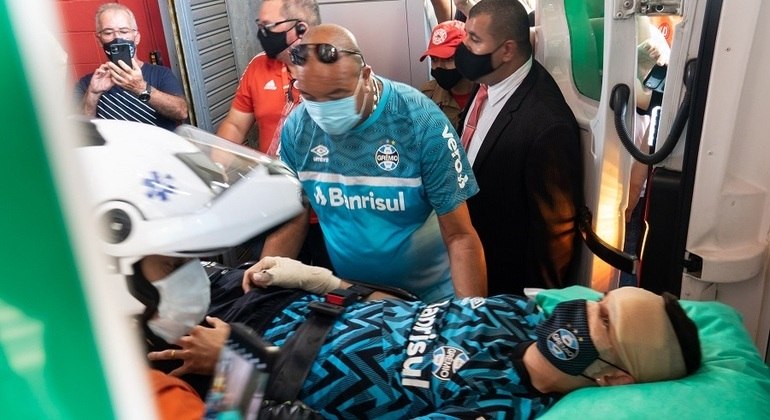 Villasanti é retirado de ambulância do estádio Beira-Rio