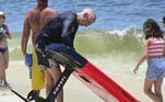 Vincent Cassel foi fotografado na manhã desta quinta-feira (31) ajeitando seu equipamento de surfe