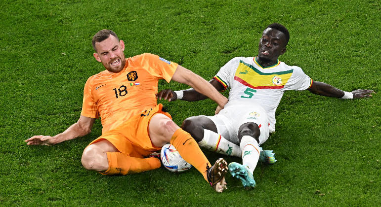 Vincent Janssen (esq), da Holanda, e Idrissa Gana Gueye, do Senegal, disputam a bola no carrinho