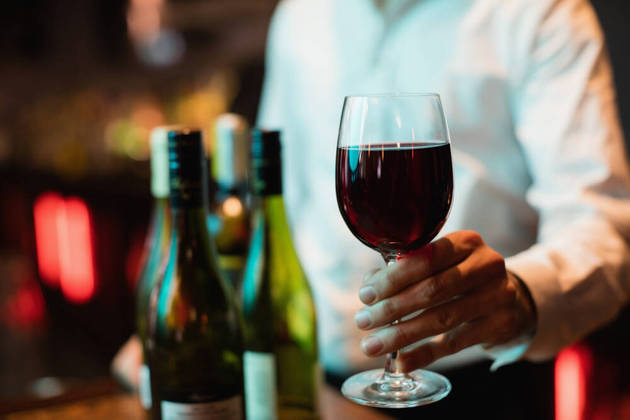Corte o álcool e adicione mais água no seu dia a diaAlém de afetar a saúde em vários aspectos, bebidas alcoólicas são cheias de calorias vazias, aquelas sem valor nutricional. Uma taça de vinho tinto seco (150 ml) pode ter cerca de 130 kcal. Duas taças equivalem a uma fatia média de pizza ou um hambúrguer pequeno. Por outro lado, especialistas do NHS recomendam aumentar a ingestão de água, que é essencial para um bom metabolismo, controle do apetite, eliminação de toxinas e melhora do trânsito intestinal 