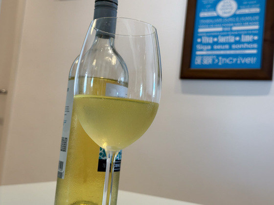 Feito de uvas brancas, como chardonnay ou sauvignon blanc, o vinho branco tem, em sua maioria, uma coloração em tom dourado ou amarelo-palha. A leveza e a refrescância o tornam uma distinta opção para dias quentes e sugerem pratos leves ou tábuas de frios