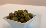 As azeitonas verdes também geram polêmica quando o assunto é harmonização com vinhos. Podem ser consumidas com alguns mais secos e fortificados ou em forma de um tapenade, ou até mesmo de um patê. Mas tudo vai depender do gosto de cada consumidor e de como foi seu dia. O preço varia entre R$ 4 e R$ 10 o pacote com 150 gramas