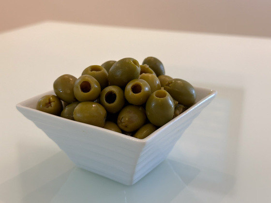 As azeitonas verdes também geram polêmica quando o assunto é harmonização com vinhos. Podem ser consumidas com alguns mais secos e fortificados ou em forma de um tapenade, ou até mesmo de um patê. Mas tudo vai depender do gosto de cada consumidor e de como foi seu dia. O preço varia entre R$ 4 e R$ 10 o pacote com 150 gramas
