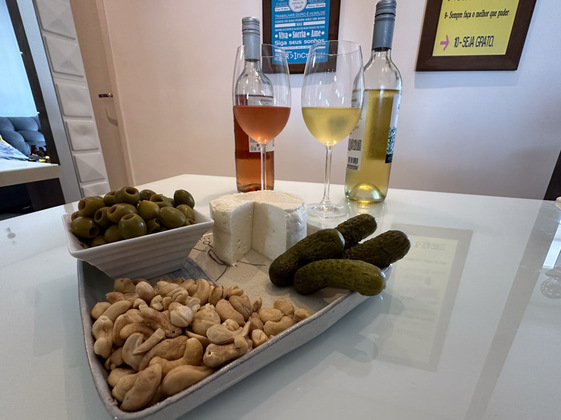 Outra coisa interessante nos vinhos para dias quentes é que o preço também é refrescante. Para essas fotos, cada vinho custou cerca de R$ 30. E sobre isso os especialistas também dão um conselho: os vinhos mais caros e mais complexos não são uma boa opção para dias com temperaturas elevadas. E aí? Qual deles você vai escolher para refrescar o seu dia?