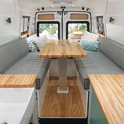 O casal Vinicius Rocha Camargo, 34, e Talita Durante Lopes, 30 anos, residem em São José dos Campos, interior de São Paulo. Juntos eles decidiram se aventurar e construíram um motorhome (casa sobre rodas) para ir do Ushuaia, na Argentina, até o Alasca, nos Estados Unidos 