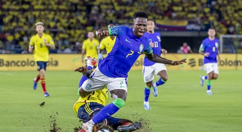 Vinicius Jr. sofre lesão que o tirou do jogo do Brasil contra a Colômbia