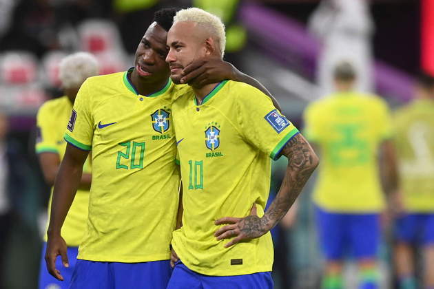 Vini Jr e Neymar se consolam abraçados.