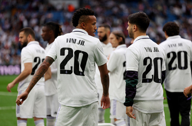 No Santiago Bernabéu, o Real Madrid entrou em campo pela primeira vez desde os episódios de racismo contra Vini Jr. ocorridos no último domingo (21), diante do Valencia. Depois de apoiar o atacante brasileiro, o maior campeão da Europa fez questão de homenageá-lo de várias formas durante a partida desta quarta-feira (24), diante do Rayo Vallecano, pelo Campeonato Espanhol.Veja as homenagens que o Real Madrid preparou para Vinícius Jr. no jogo desta quarta: