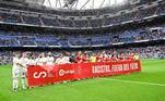 Antes de a bola rolar, as duas equipes fizeram parte da campanha da LaLiga. 'Racistas fora do futebol', dizia a faixa levantada pelos 22 jogadores da partida