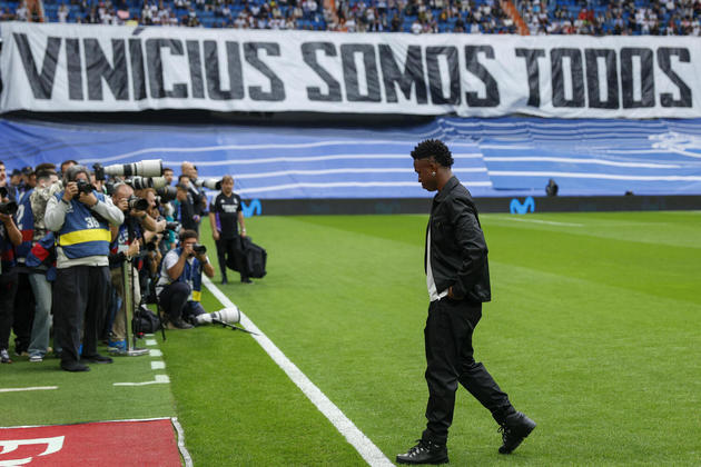 Vini entrou pelo centro do gramado e cumprimentou os torcedores no Bernabéu. O jogador agradeceu o carinho e as homenagens feitas pelo clube