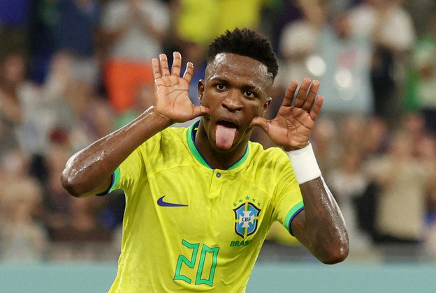E a base vem como? A garotada está provando que esta Copa é da juventude. Grandes seleções como Brasil, Espanha e Alemanha veem o futuro nascendo dos pés dos jogadores mais jovens do elenco. Nomes como Vini Jr., Pedri, Gavi e Musiala estão mostrando que a molecada está 'voando'! Confira quem são os craques da nova geração nesta Copa: