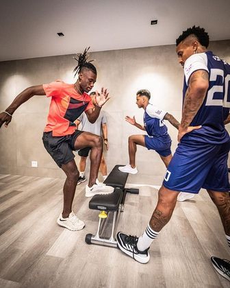 Os atletas do time de Carlo Ancelotti fazem treinos no campo de futebol da casa de Vini Jr. e na academia, além de correrem na esteira ergométrica para manter o condicionamento físico