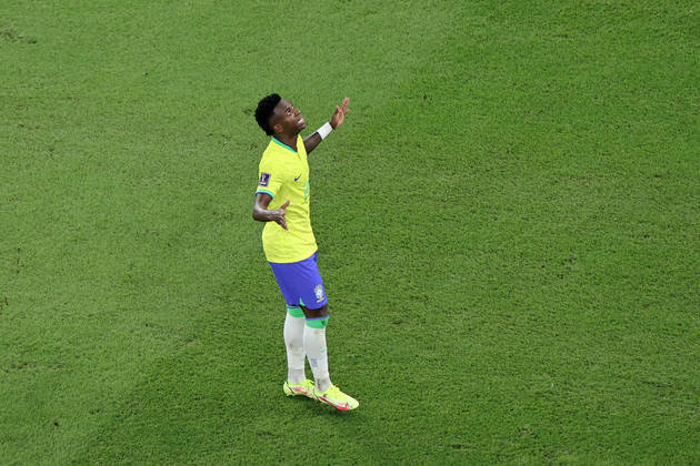 Vinícius superou retranca suíça, mas foi vencido pelo VAR