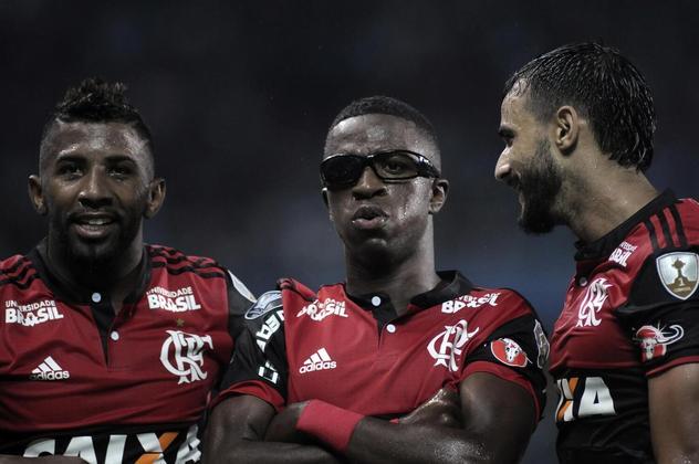 Na época, o atleta era avaliado em 35 milhões de euros, mas o Real Madrid, para garantir a contratação da então promessa, desembolsou 45 milhões de euros para contar com o futebol de Vini Jr. Uma vez vendido, o jogador foi conquistando espaço no Flamengo e as boas atuações passaram a ser corriqueiras