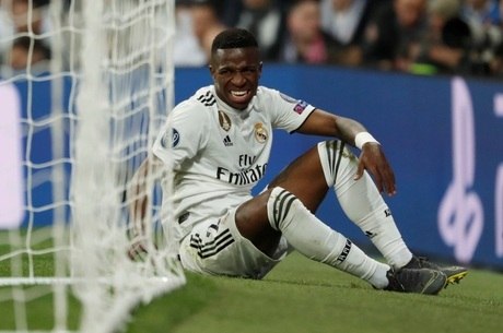 Lesionado, Vinícius Júnior deixou o campo no 1º tempo