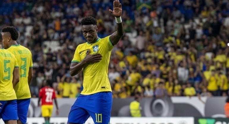 Vinicius Júnior comemora seu gol contra o racismo. Jogo importante como protesto. Tecnicamente, não