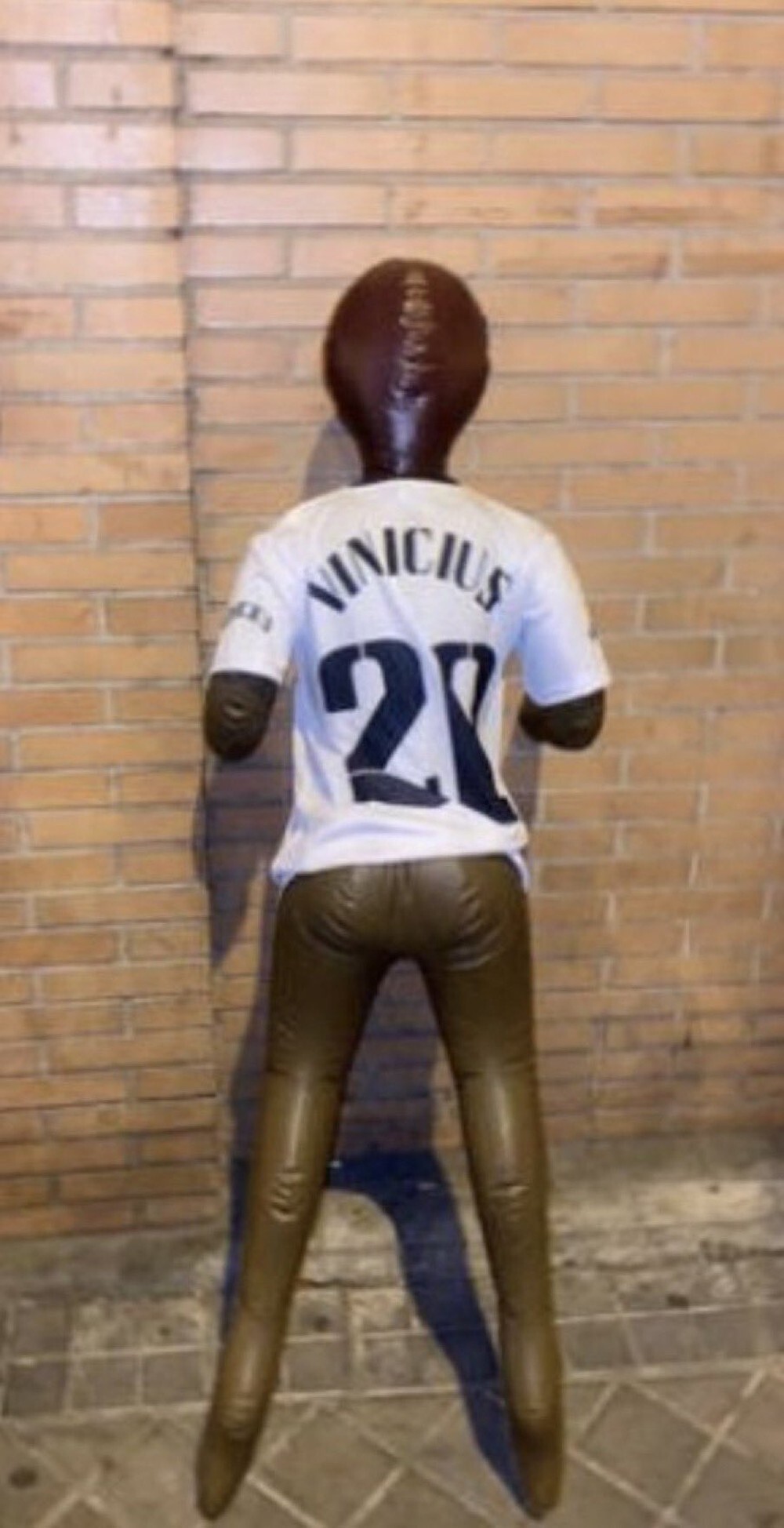 O boneco 'de Vinícius Jr.', em detalhes. Situação bizarra, que envergonha a Espanha