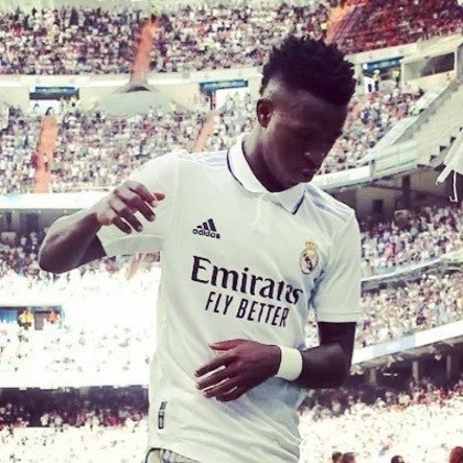 Vinícius Júnior sofreu ataques racistas após dançar em comemoração de um gol no Real Madrid. Pelé publicou uma mensagem de apoio ao jogador. 