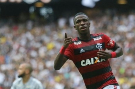 Vinicius celebra gol pelo Flamengo 