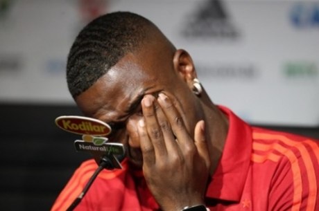 Vinicius chora em coletiva